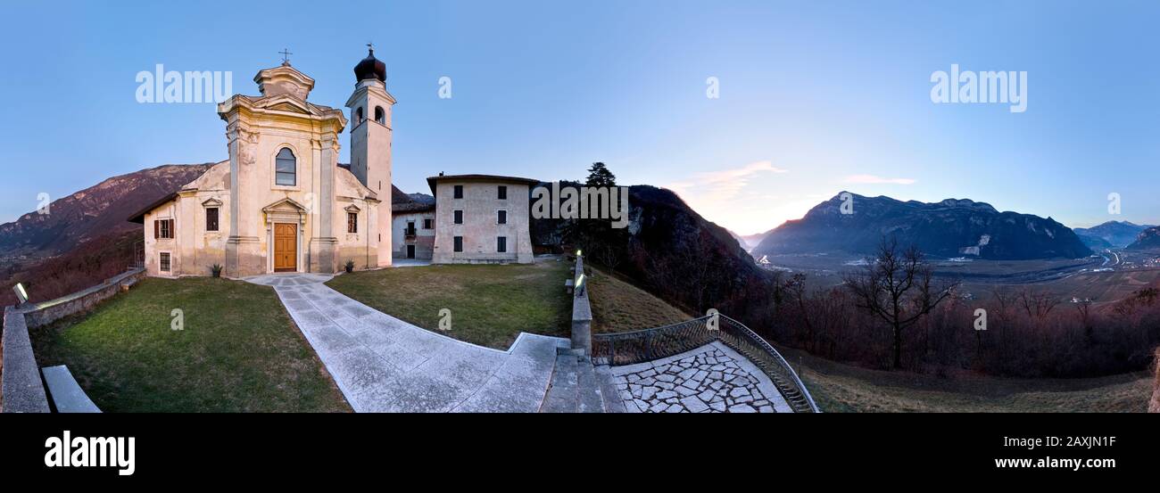 Il santuario di San Valentino e la valle dell'Adige. Provincia Di Trento, Trentino Alto Adige, Italia, Europa. Foto Stock