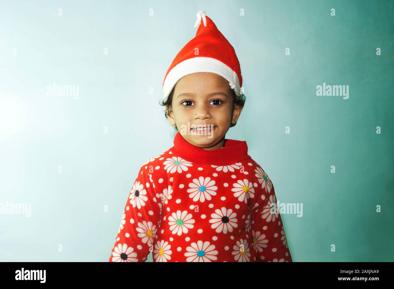 Sorridente bambina a santa cappello, Natale Foto Stock