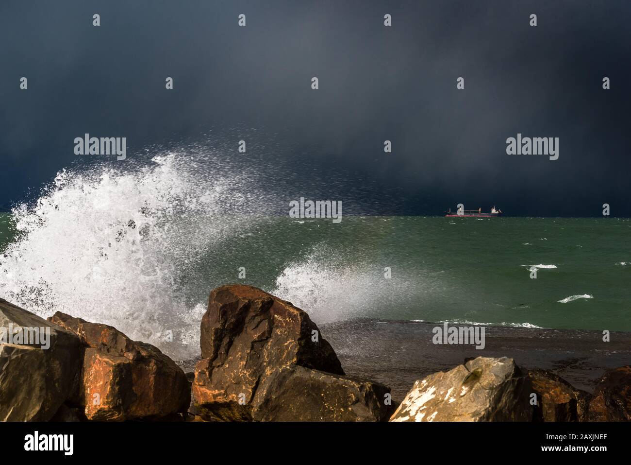 Il giorno dopo la tempesta Ciara nel Regno Unito nel febbraio 2020. A Luke'S Point, Bangor, County Down, Irlanda Del Nord A Belfast Lough. Foto Stock