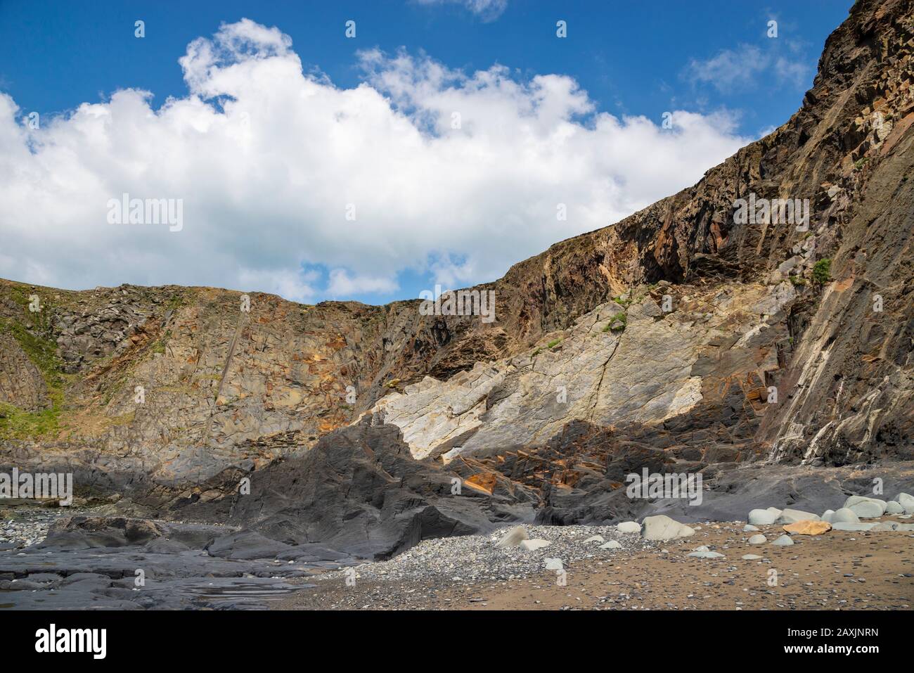 Scogliere drammatiche atTraeth Llyfn spiaggia vicino Abereiddy, Pembrokeshire, Galles. Foto Stock