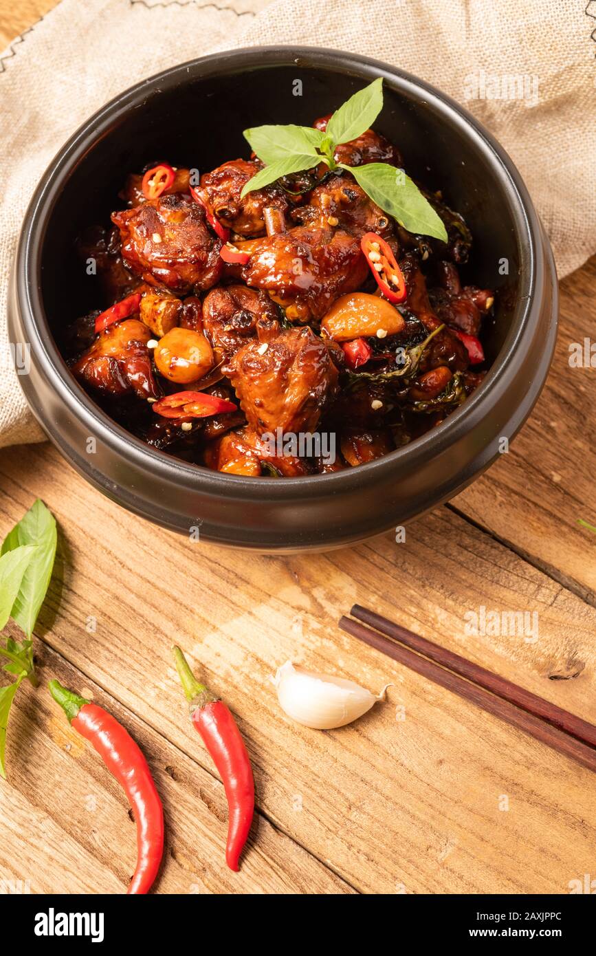 Delizioso piatto cinese tradizionale a tre tazze di pollo. Foto Stock