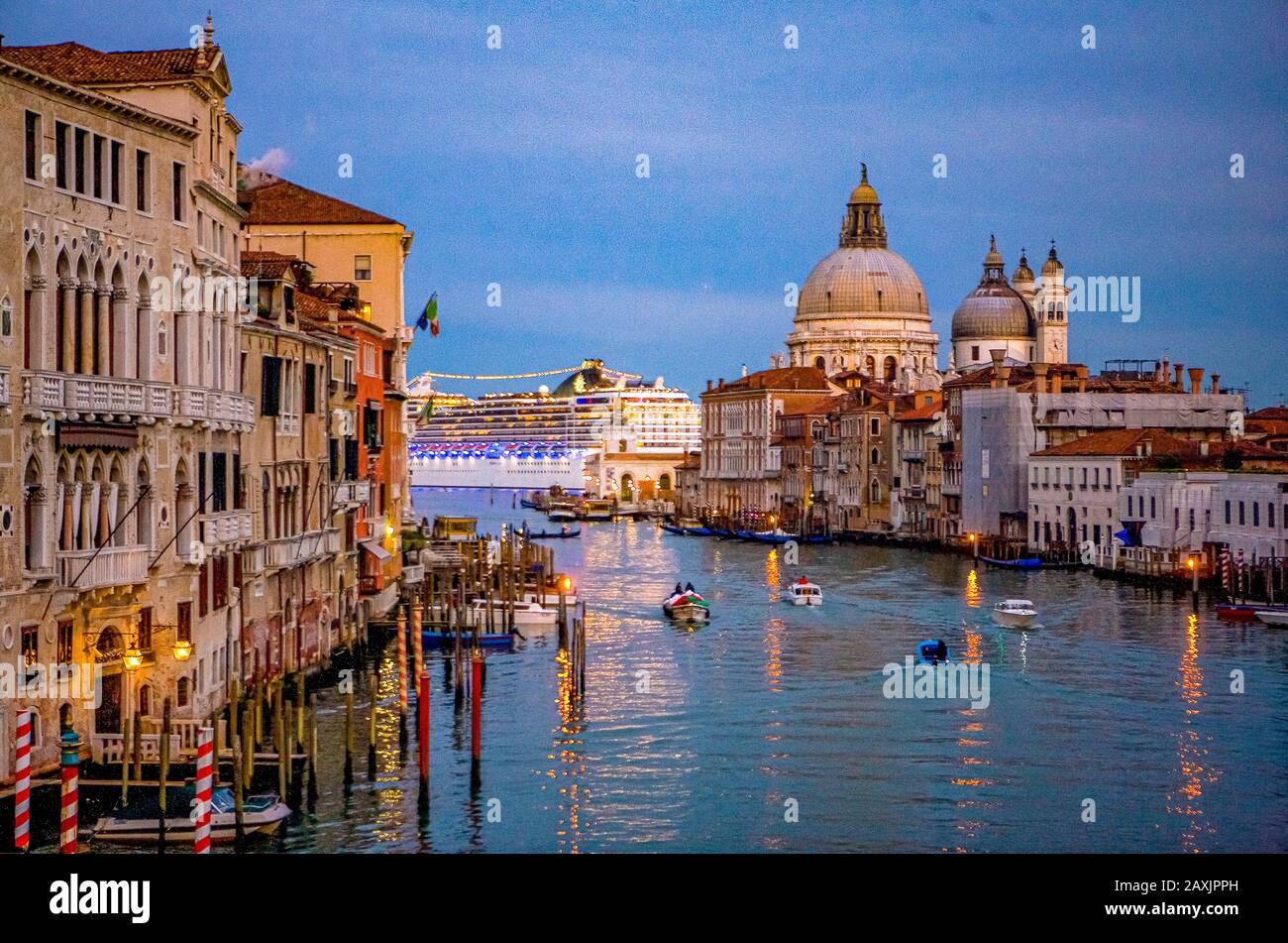 Italia, Veneto, Venezia, Canal Grande , Nave Cruiser Foto Stock