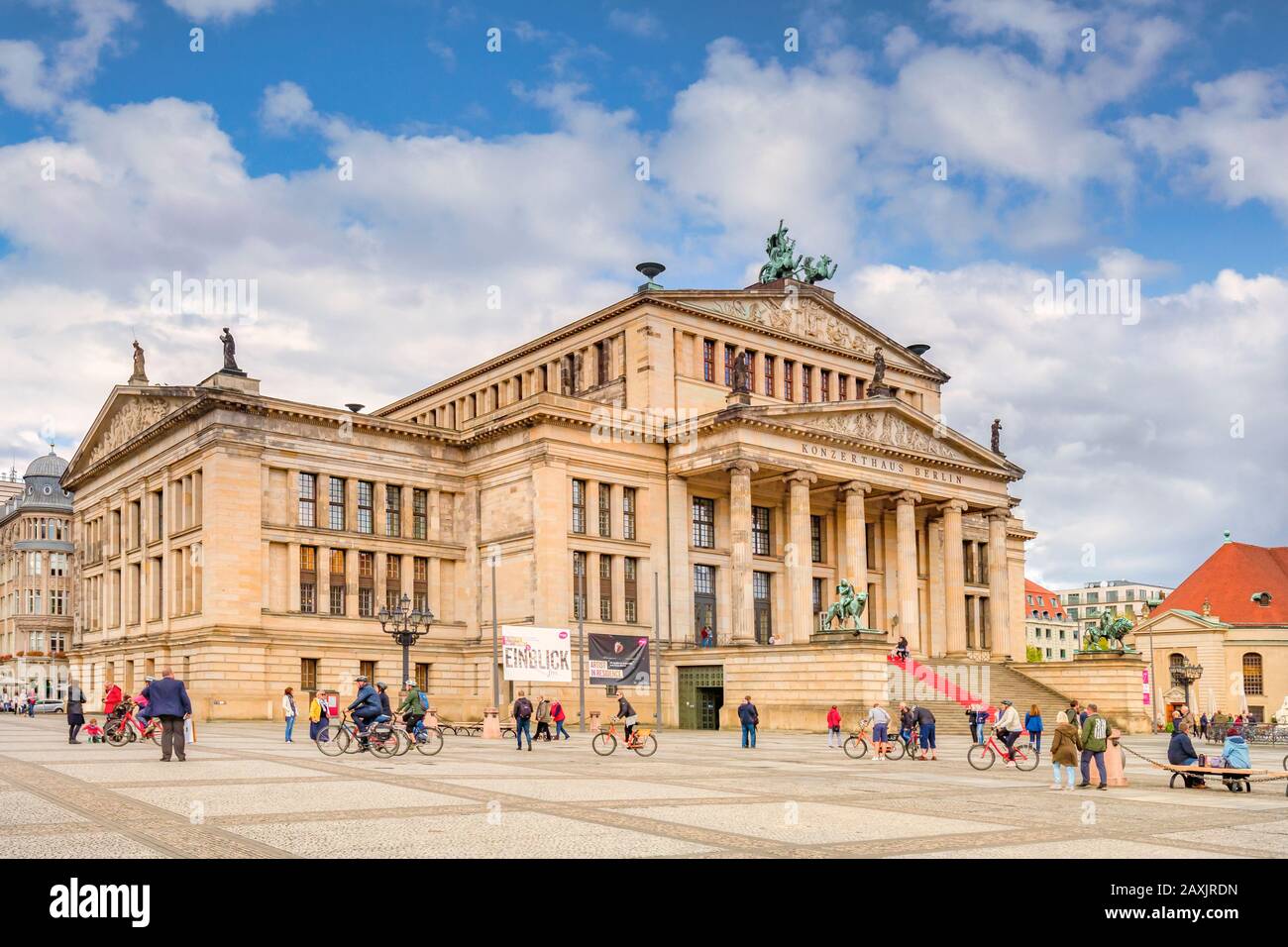 22 settembre 2018: Berlino, Germania - Konzerthaus in Piazza Gendarmenmarkt, con visite turistiche e moto in piazza, in un bel autunno Foto Stock