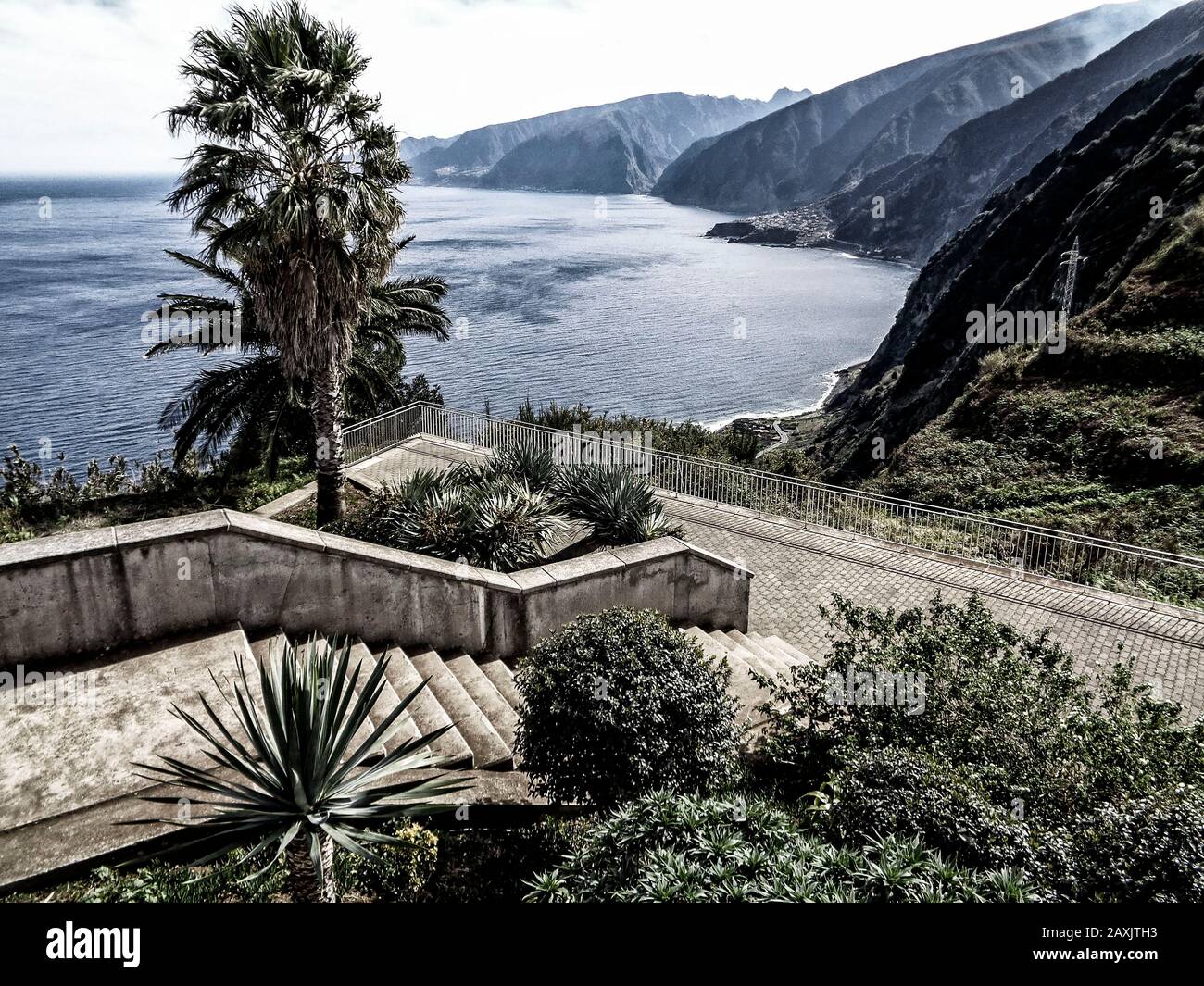 Costa occidentale di Madeira guardando nell'oceano Atlantico settentrionale, Portogallo, Unione europea Foto Stock