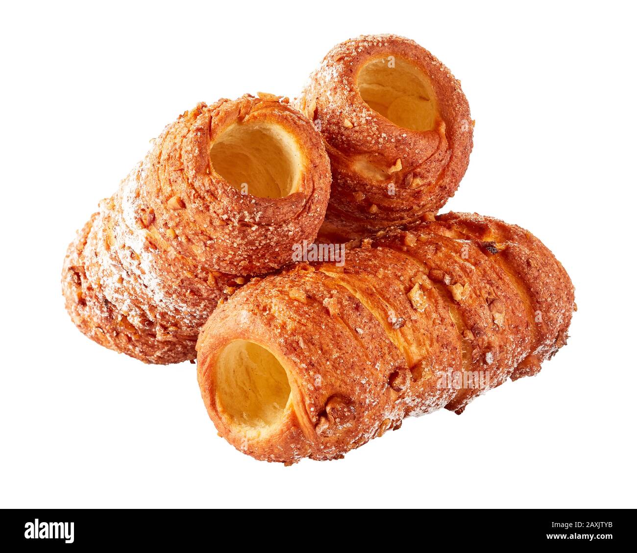 Tre dolci al camino Street food ceco: Pasta arrotolata avvolta intorno ad un bastone cosparso di cannella e noci isolato su bianco, primo piano Foto Stock