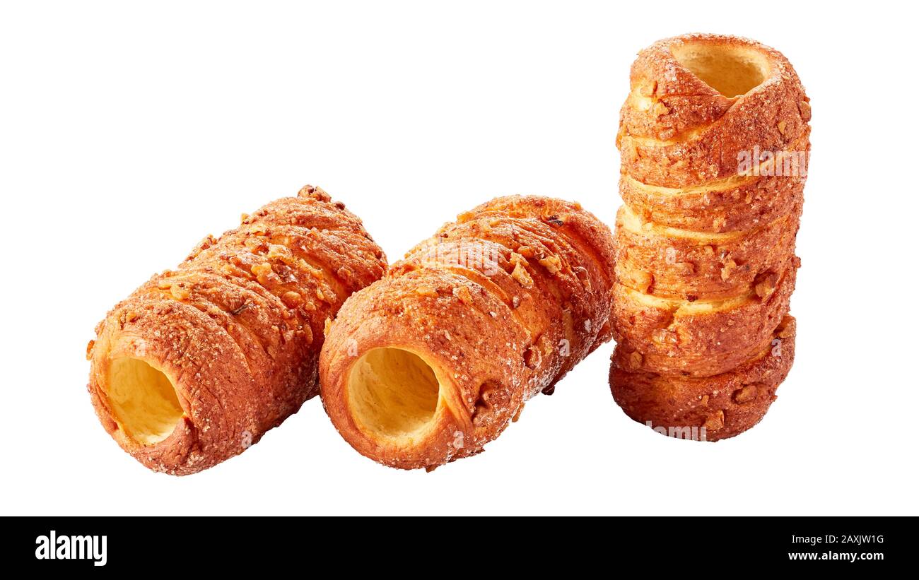 Cinnamon camino torte ceco pasticceria tradizionale trdlo: Pasta arrotolata avvolta intorno ad un bastone cosparso di cannella e noci su sfondo trasparente, Foto Stock