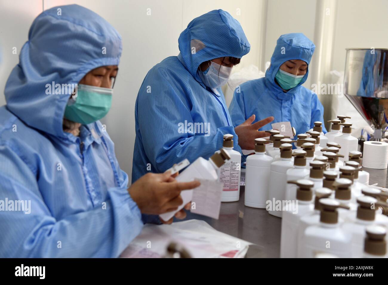 Hefei, La Provincia Cinese Di Anhui. 12th Feb, 2020. I membri del personale lavorano in un workshop in un'azienda nella Hefei National High-tech Industry Development zone di Hefei, nella provincia di Anhui nella Cina orientale, 12 febbraio 2020. Dopo una preparazione completa per la prevenzione e il controllo delle epidemie, le aziende industriali che assumono principalmente personale locale e dispongono di catene industriali locali a Hefei hanno recentemente ripreso la produzione. Credito: Zhou Mu/Xinhua/Alamy Live News Foto Stock Hefei, La Provincia Cinese Di Anhui. 12th Feb, 2020. I membri del personale lavorano in un workshop in un'azienda nella Hefei National High-tech Industry Development zone di Hefei, nella provincia di Anhui nella Cina orientale, 12 febbraio 2020. Dopo una preparazione completa per la prevenzione e il controllo delle epidemie, le aziende industriali che assumono principalmente personale locale e dispongono di catene industriali locali a Hefei hanno recentemente ripreso la produzione. Credito: Zhou Mu/Xinhua/Alamy Live News Foto Stock