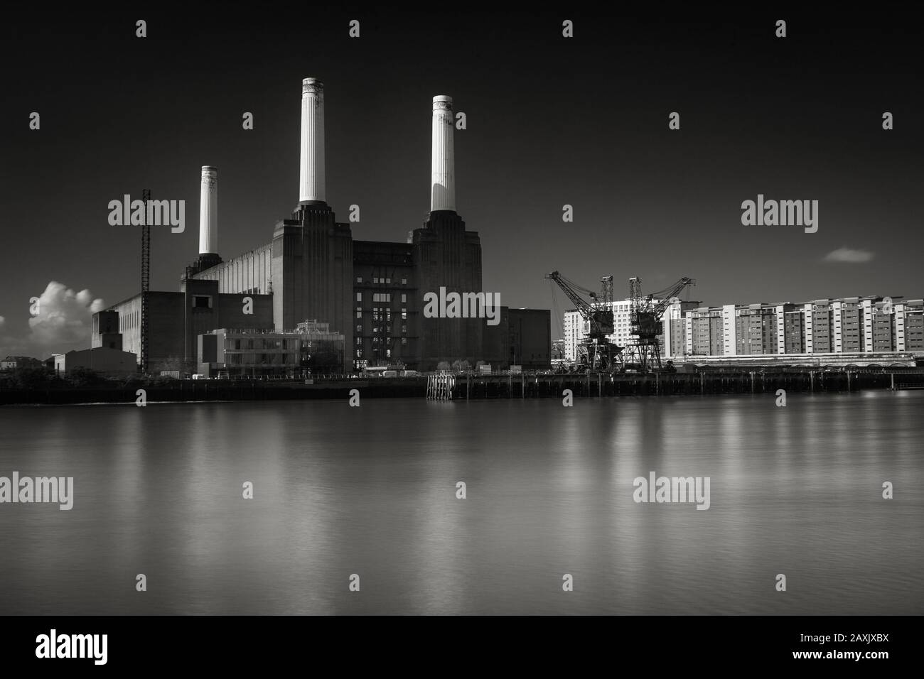 Battersea Power Station sul Tamigi, uno dei monumenti più rappresentativi di Londra, Inghilterra, Regno Unito Foto Stock