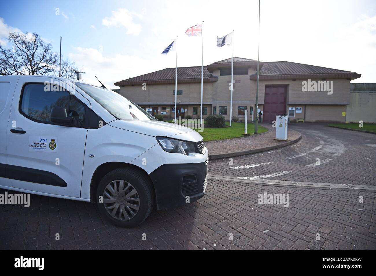 Un furgone di servizio di ambulanza fuori di HMP Bullingdon, Oxfordshire, dove si comprende che due prigionieri sono stati testati per il coronavirus e sono tenuti in isolamento. Foto Stock