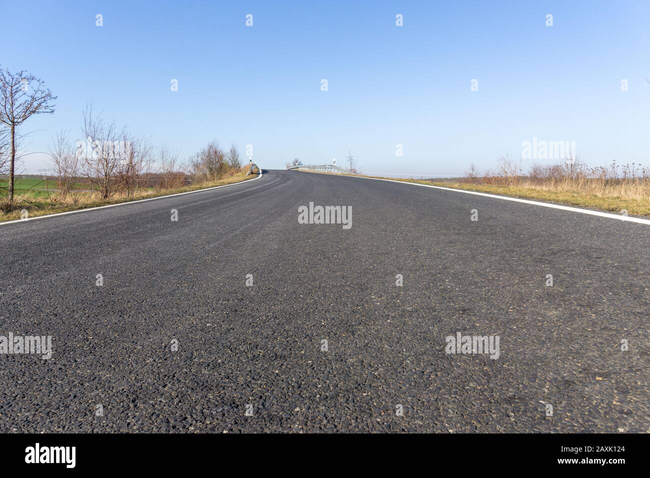 Strada asfaltata vuota all'orizzonte, cielo blu senza nuvole, in Germania vicino Dresda Foto Stock
