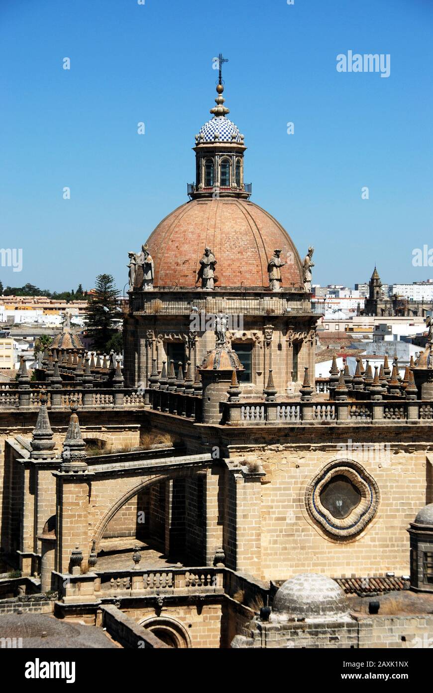 Vista sopraelevata della Cattedrale e degli edifici cittadini di San Salvador, Jerez de la Frontera, Cadice Province, Andalusia, Spagna. Foto Stock