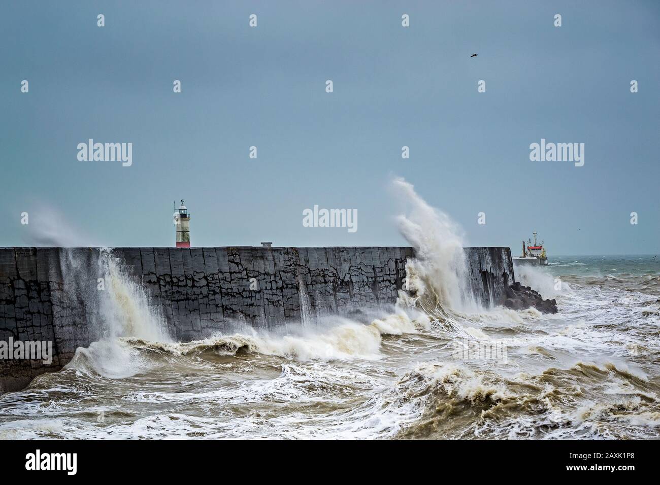Onde che si infrangono sul molo di Newhaven, East Sussex, Inghilterra Foto Stock