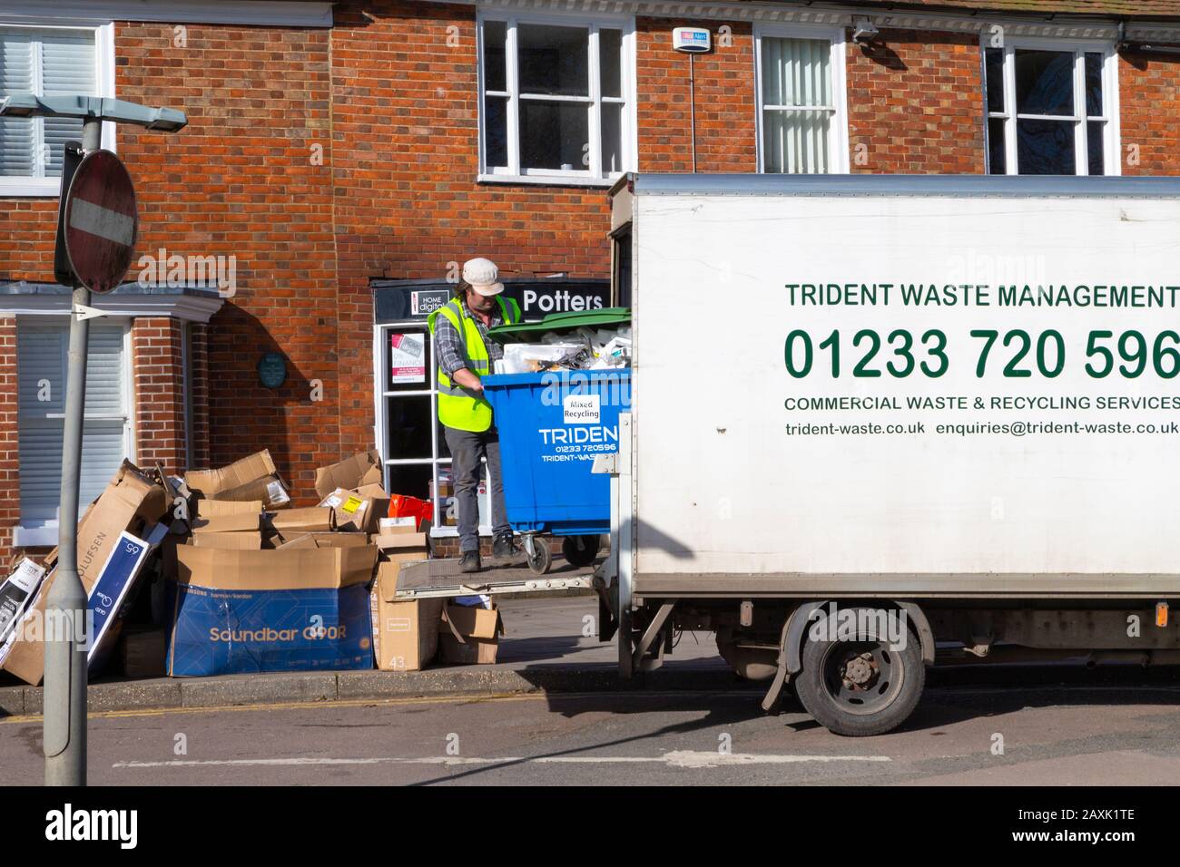 Società di gestione dei rifiuti commerciali e del riciclaggio che raccoglie i rifiuti di cartone, tenterden, kent, uk Foto Stock