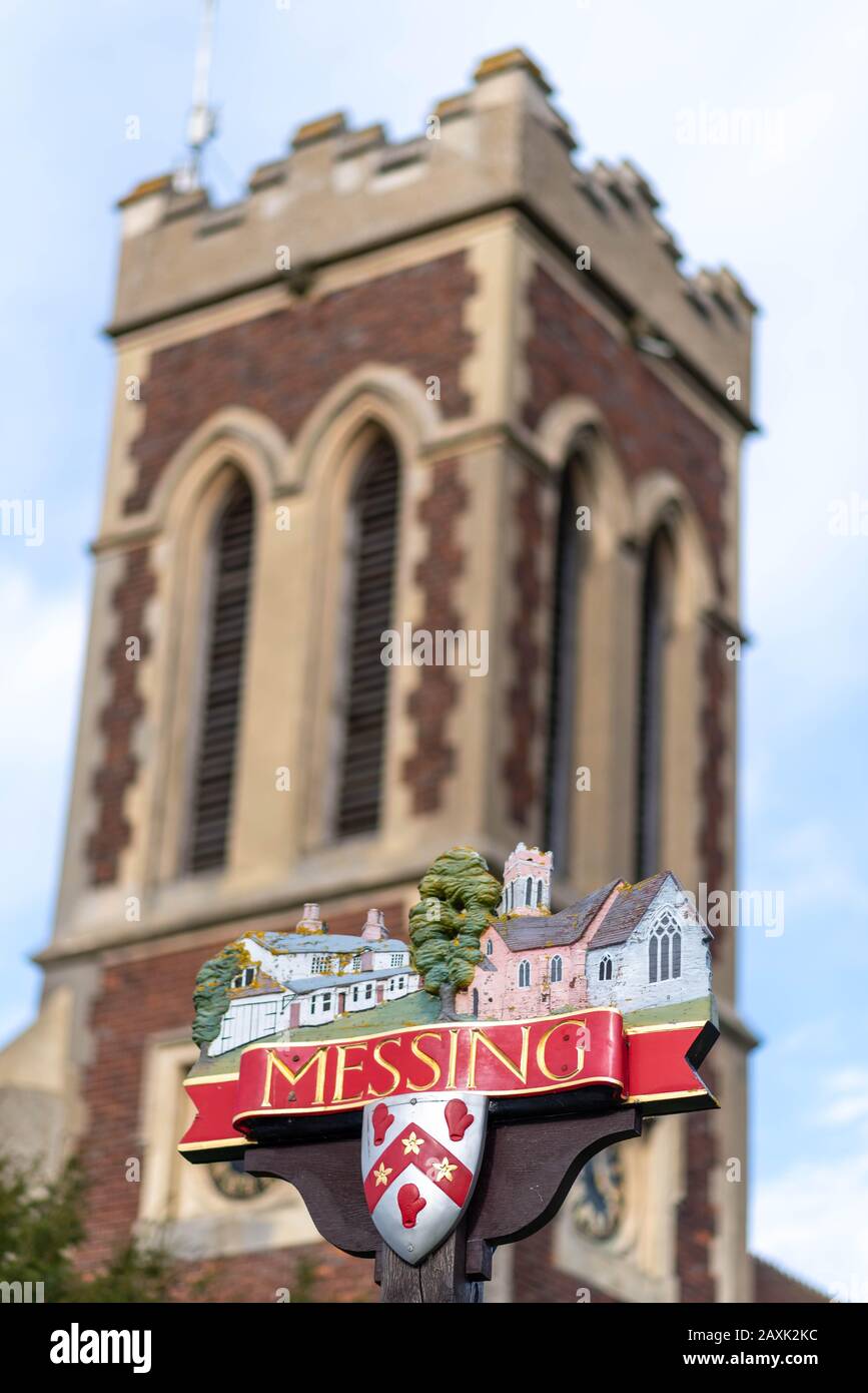 Messing segno di villaggio con uno sfondo della Chiesa Di Tutta la Torre di San, Messing, Essex, Inghilterra, Regno Unito Foto Stock