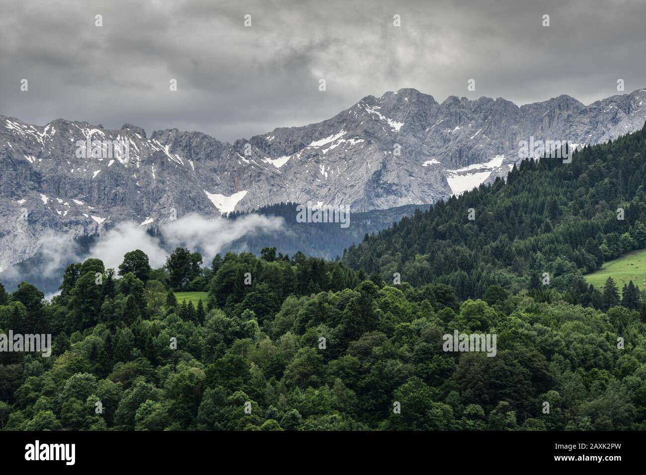 Panorama delle Alpi in tempo piovoso Foto Stock