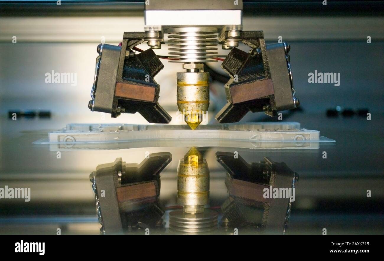 La stampante 3D stampa oggetti isolati su superfici riflettenti a specchio.  Moderna tecnologia di stampa 3D Foto stock - Alamy