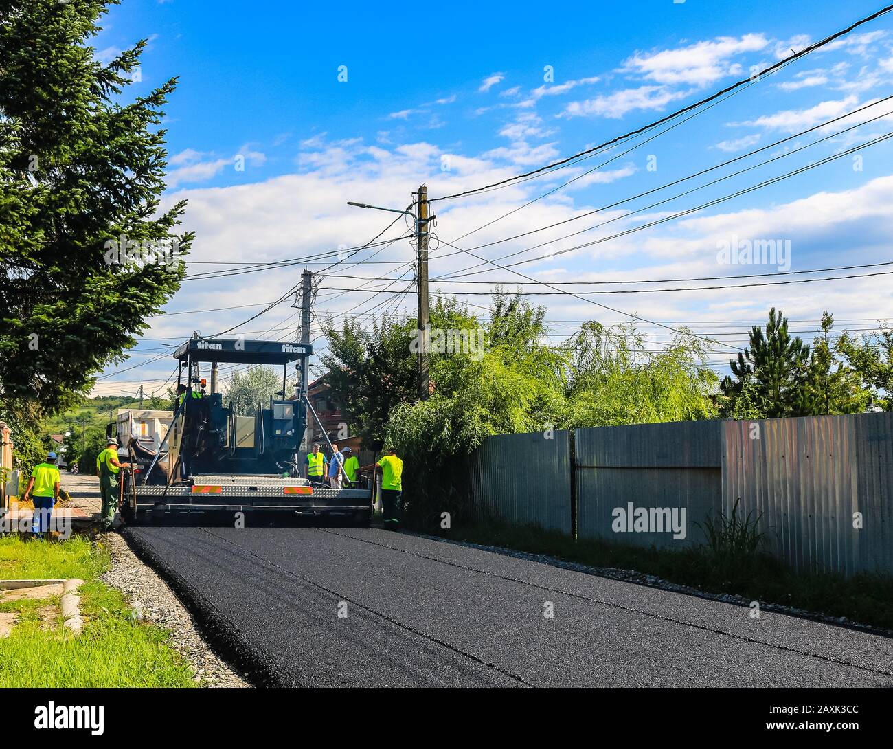 asfaltatrice. Macchine e attrezzature per la costruzione di nuove strade con il sostegno dei Fondi strutturali dell'Unione europea. Foto Stock