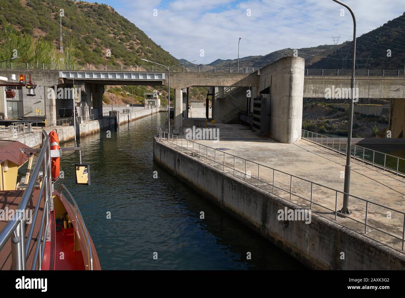 La chiatta dell'hotel 'Spirit of Chartwell' entrando in una serratura sul fiume Douro, Portogallo. Foto Stock