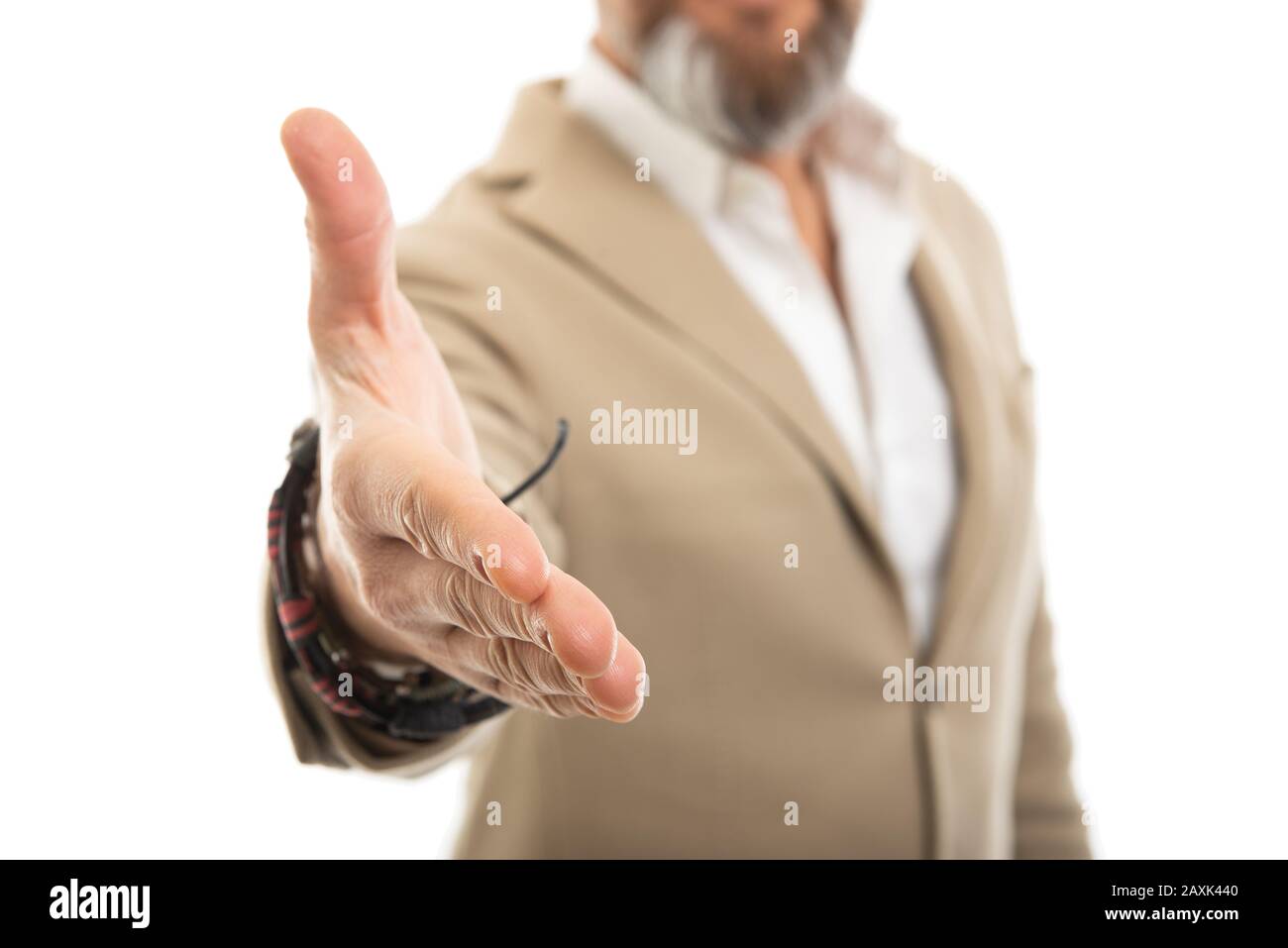 Primo piano di uomo che offre tremolio di mano come affare di chiusura isolato su sfondo bianco Foto Stock