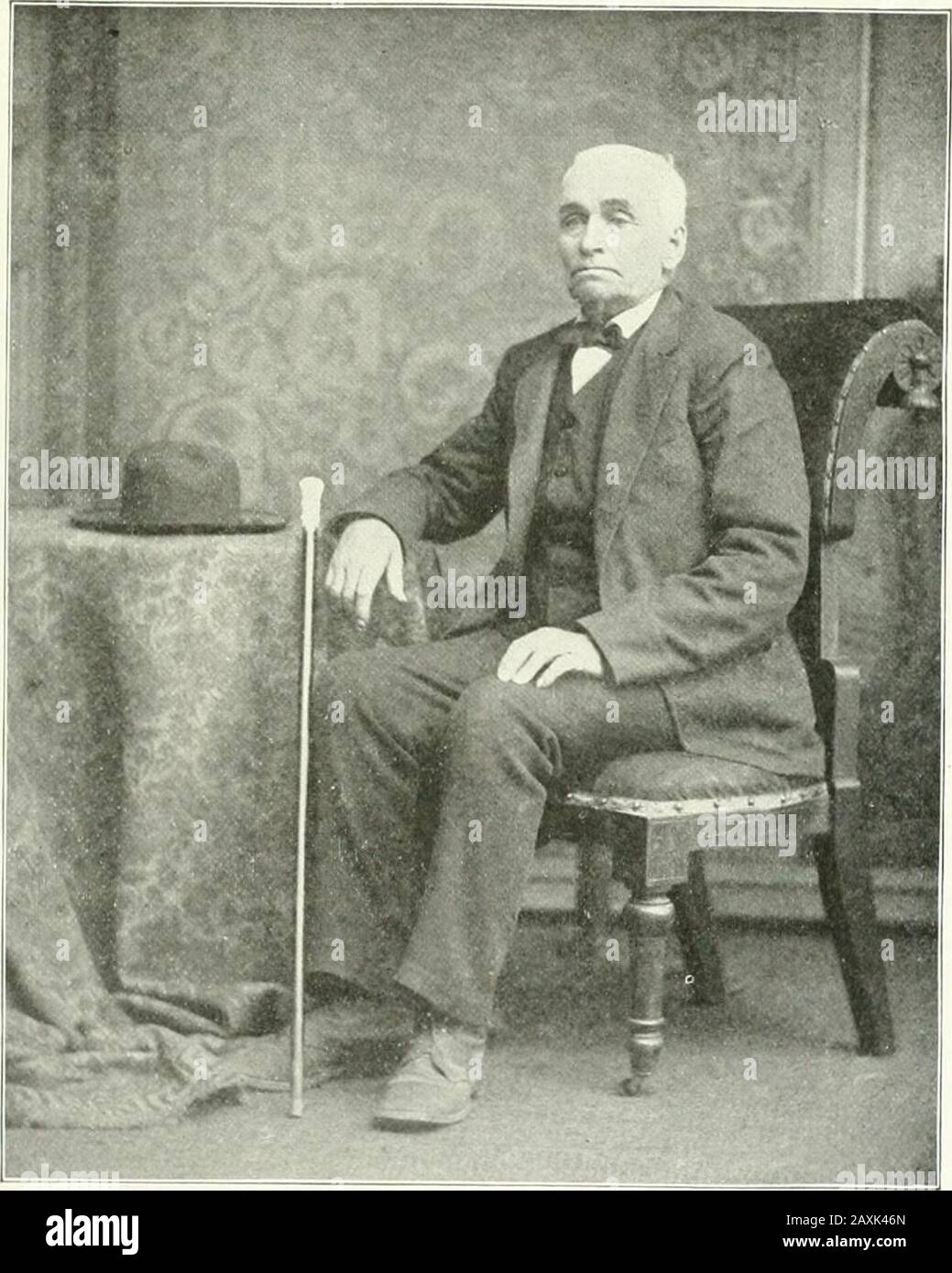 Il passato e il presente di Vermilion County, Illinois .. . ONOREVOLE. E. HUBBARD.. NOAH E. HUBBARD. IL RECORD BIOGRAFICO 399 su ciò che è noto come la fattoria Sprouls onsection 36, Georgetown Township, purclide-ing la terra e vivere lì fino al 1867. Quell'anno si ritirò nella sua attuale fattoria e in connessione con la sua coltivazione alsoimpegnata nel funzionamento di un sawanill fino al 1892, quando a causa di una salute che non ha andato in pensione vita toprivate. La sua è stata una carriera utile, attiva e di successo, in cui ha una meravigliosa prosperità e anche guadagnato un nome untarnishedname Nel 1845 Air. Hubbard era uniteil matrimonio con Aliss Foto Stock