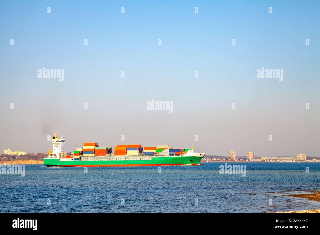 Nave Con Container, Mar Baltico, Laboe, Germania Foto Stock