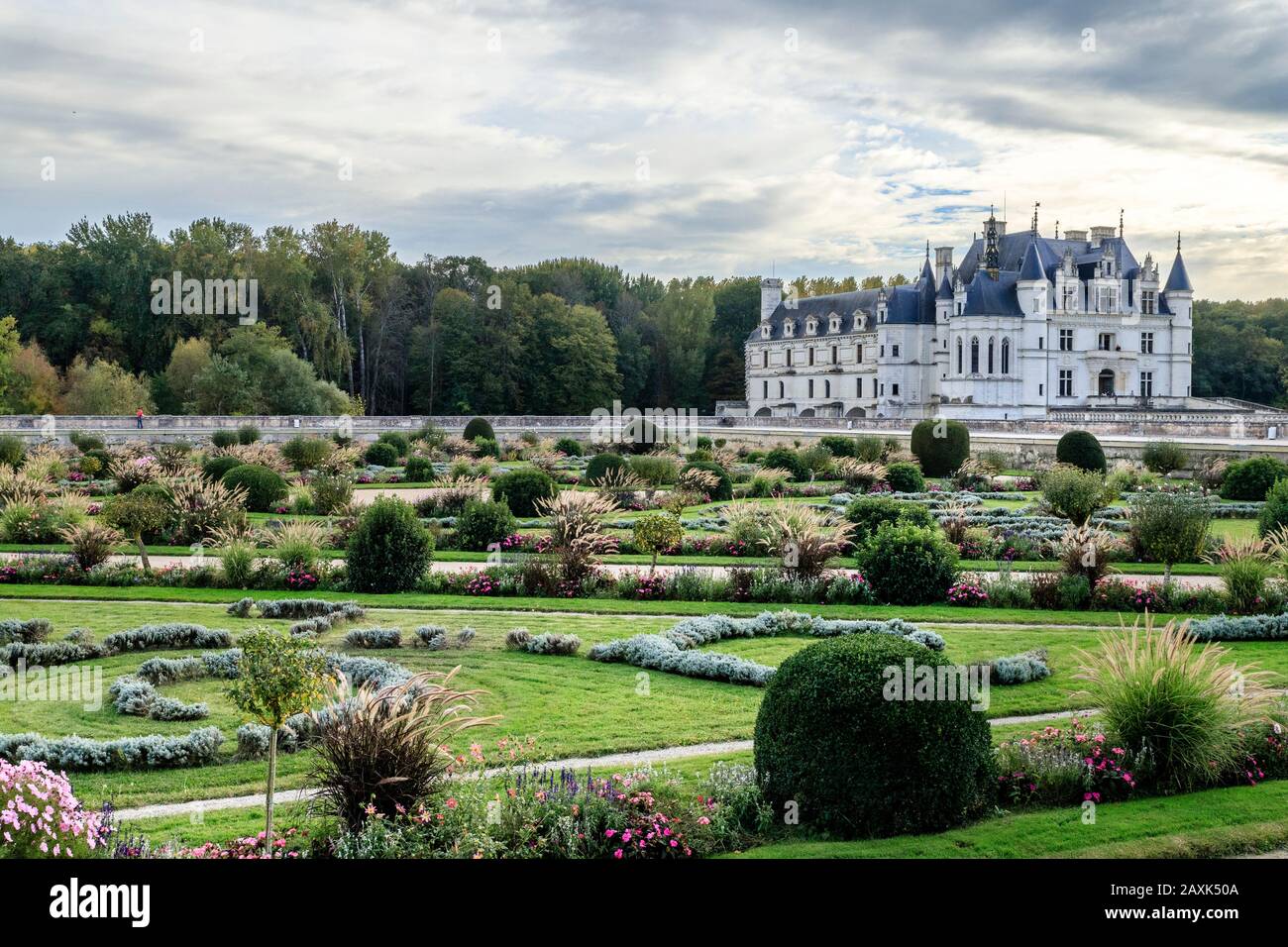 Francia, Indre et Loire, Valle della Loira dichiarata Patrimonio Mondiale dall'UNESCO, Chenonceaux, Chateau de Chenonceau Parco e Giardini, castello e il Jardin de Foto Stock