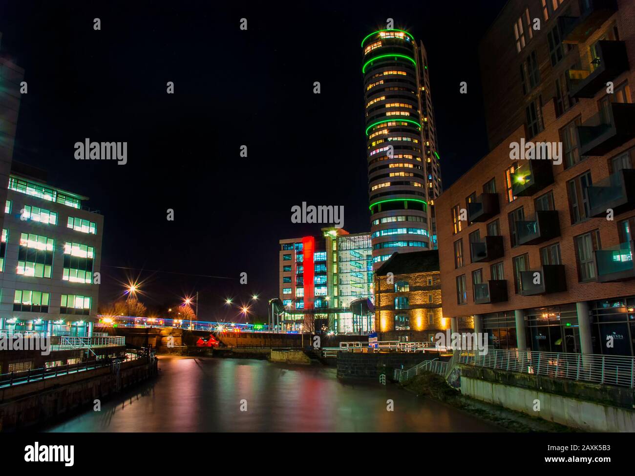 Luci notturne di Granary Wharf a Leeds, Regno Unito Foto Stock