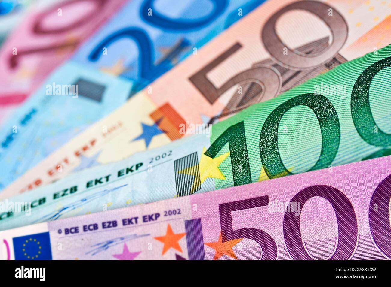 Primo piano di varie banconote in euro, colorato fondo monetario, concetto di moneta europea Foto Stock