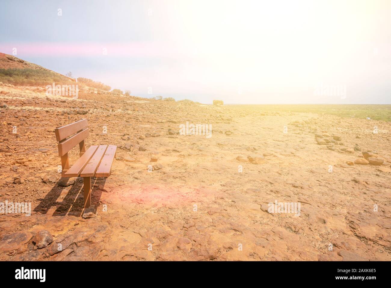 Australia, Olgas Kata Tjuta, Outback, punto di osservazione, panca vuota, sole, retroilluminazione Foto Stock