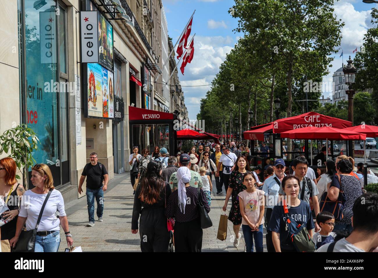 Persone che camminano su strade trafficate per lo shopping, Champs-Élysées Paris France Europe Foto Stock