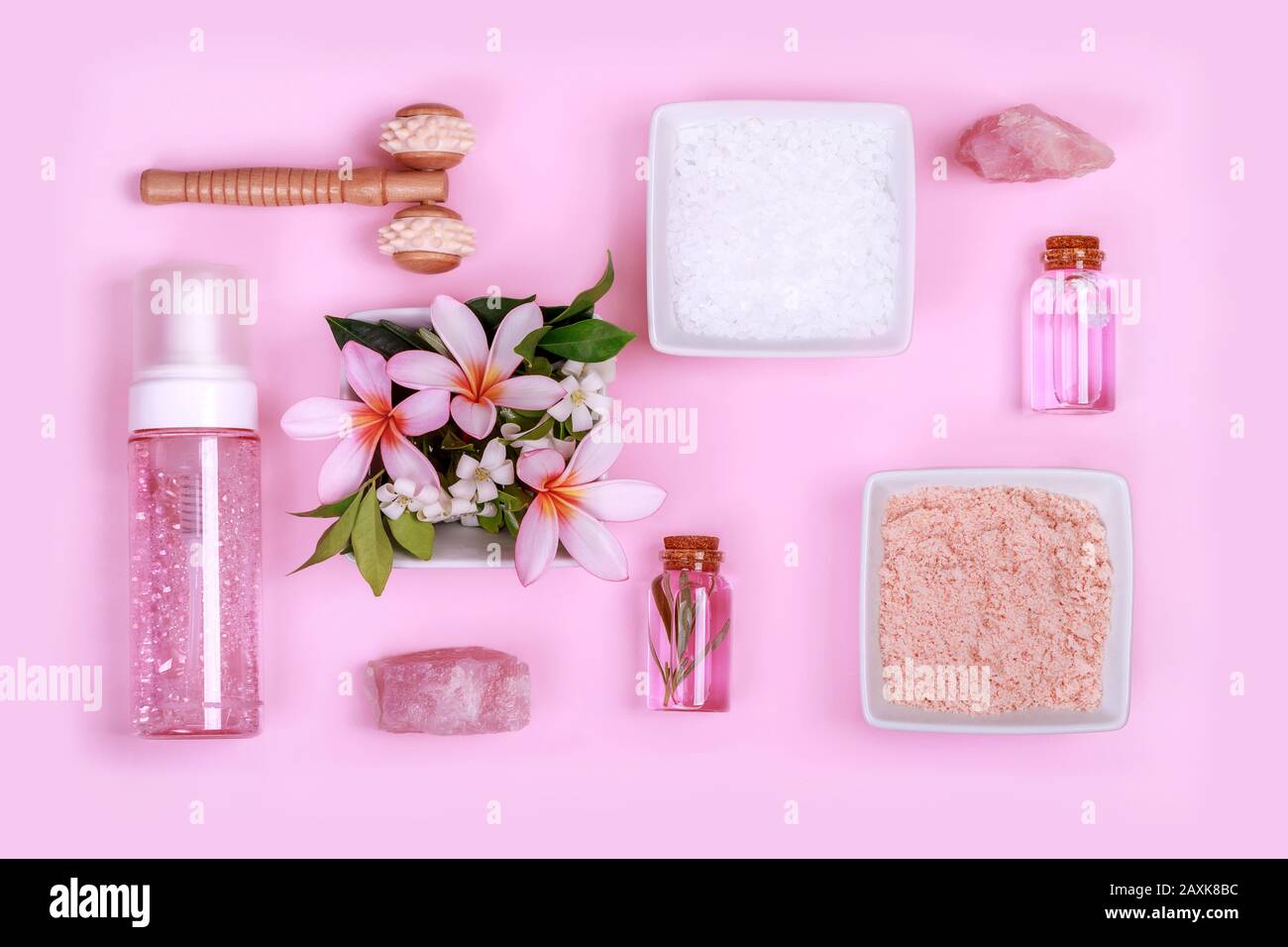 Composizione Spa con ciotole con sale e fiori bianchi e rosa di roccia, cristalli, sapone di schiuma. Trattamento di scrub e massaggio del corpo. Foto Stock