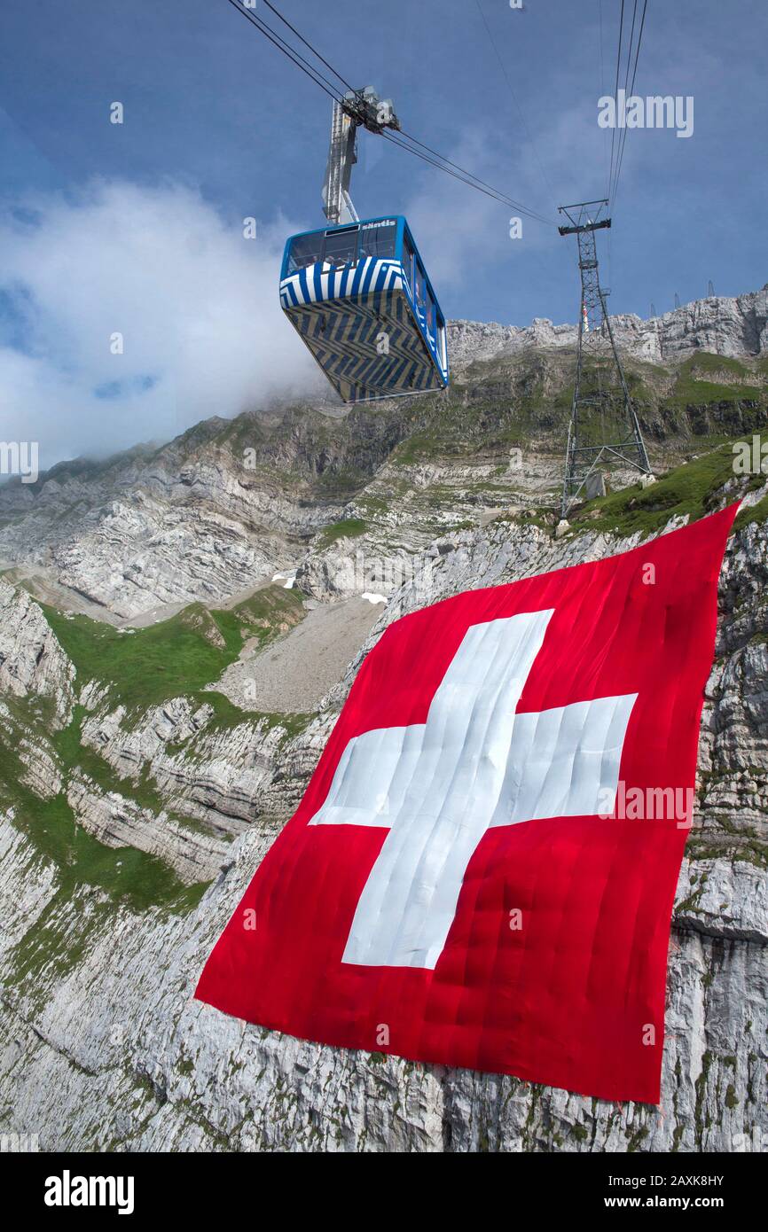 Säntisschwebebahn mit grösster Schweizerflagge Foto Stock