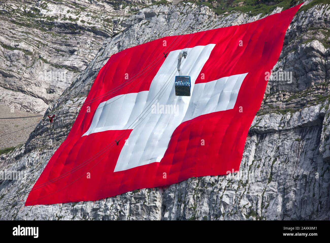Säntisschwebebahn mit grösster Schweizerflagge Foto Stock