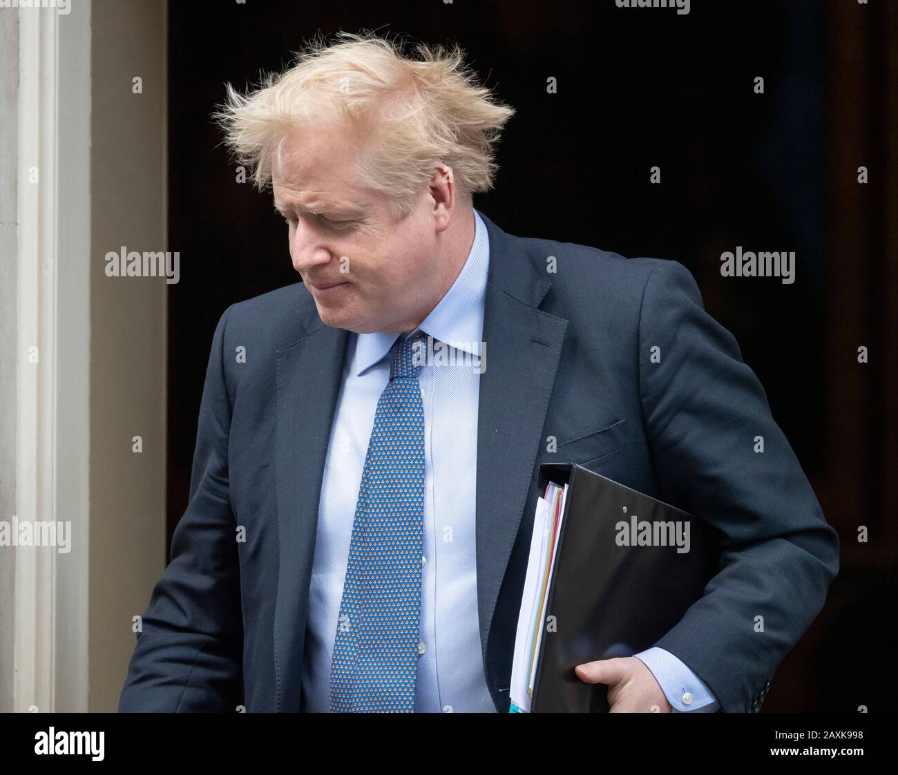 10 Downing Street, Londra, Regno Unito. 12th febbraio 2020. Il primo Ministro Boris Johnson lascia Downing Street per partecipare alle interrogazioni settimanali dei primi Ministri in Parlamento. Credito: Malcolm Park/Alamy. Foto Stock