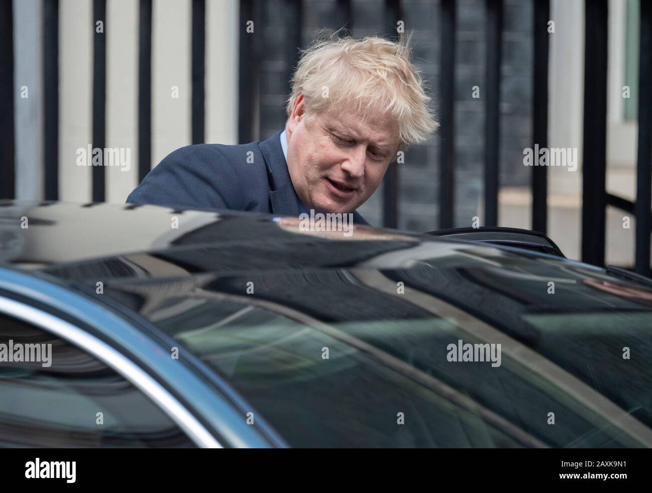 10 Downing Street, Londra, Regno Unito. 12th febbraio 2020. Il primo Ministro Boris Johnson lascia Downing Street per partecipare alle interrogazioni settimanali dei primi Ministri in Parlamento. Credito: Malcolm Park/Alamy. Foto Stock