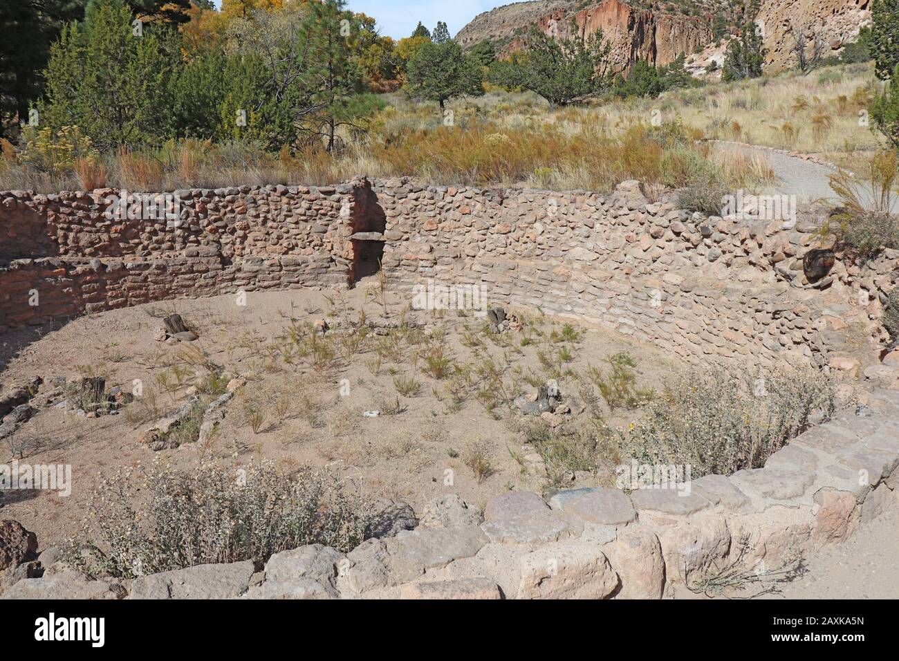 Grandi rovine di Kiva dei popoli ancestrali Pueblo nel Frijoles Canyon al Bandelier National Monument vicino a Los Alamos, New Mexico con scogliere nel backgr Foto Stock