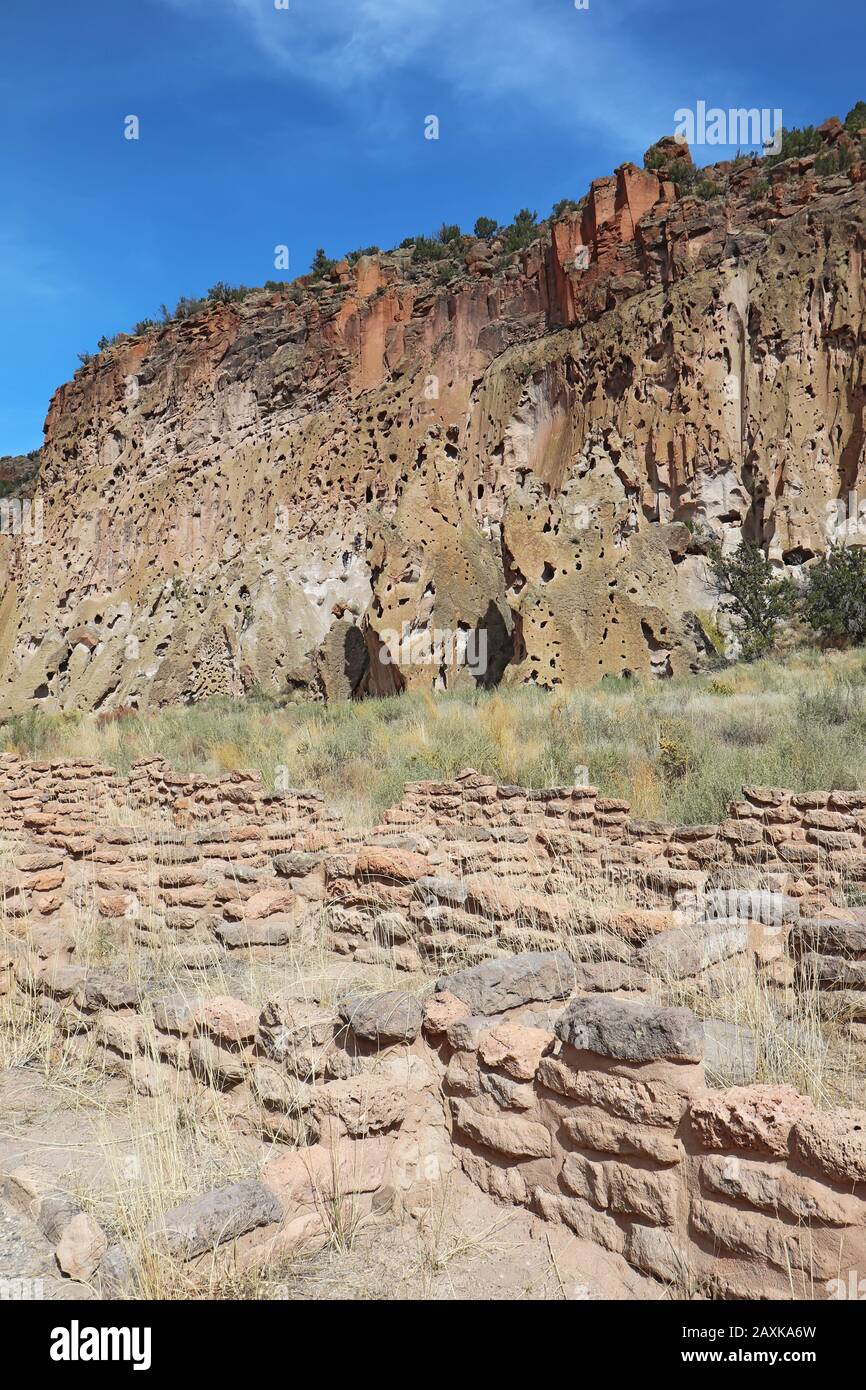 Parte delle rovine di Tyuonyi dei popoli ancestrali Pueblo dalle scogliere lungo il percorso principale ad anello nel Frijoles Canyon al Bandelier National Monument ne Foto Stock