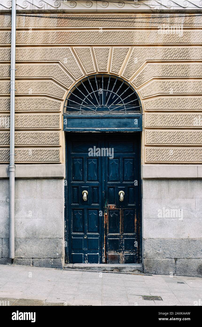 Porta di legno antico con l'HAMSA o Mano di Fatima knocker nel centro di Madrid, Spagna. Foto Stock