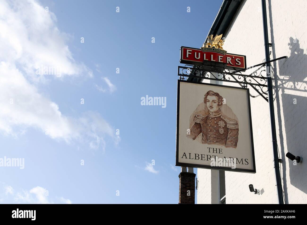 Il cartello del pub Albert Arms, un popolare pub di Esher High Street Surrey, salvato dalla Fullers Brewery, preso nel febbraio 2020 Foto Stock