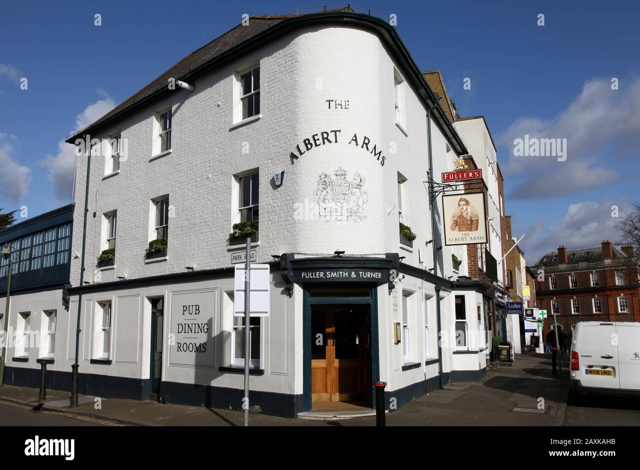 L'Albert Arms, un popolare pub Esher High Street, salvato dalla Fullers Brewery, ha preso febbraio 2020 Foto Stock