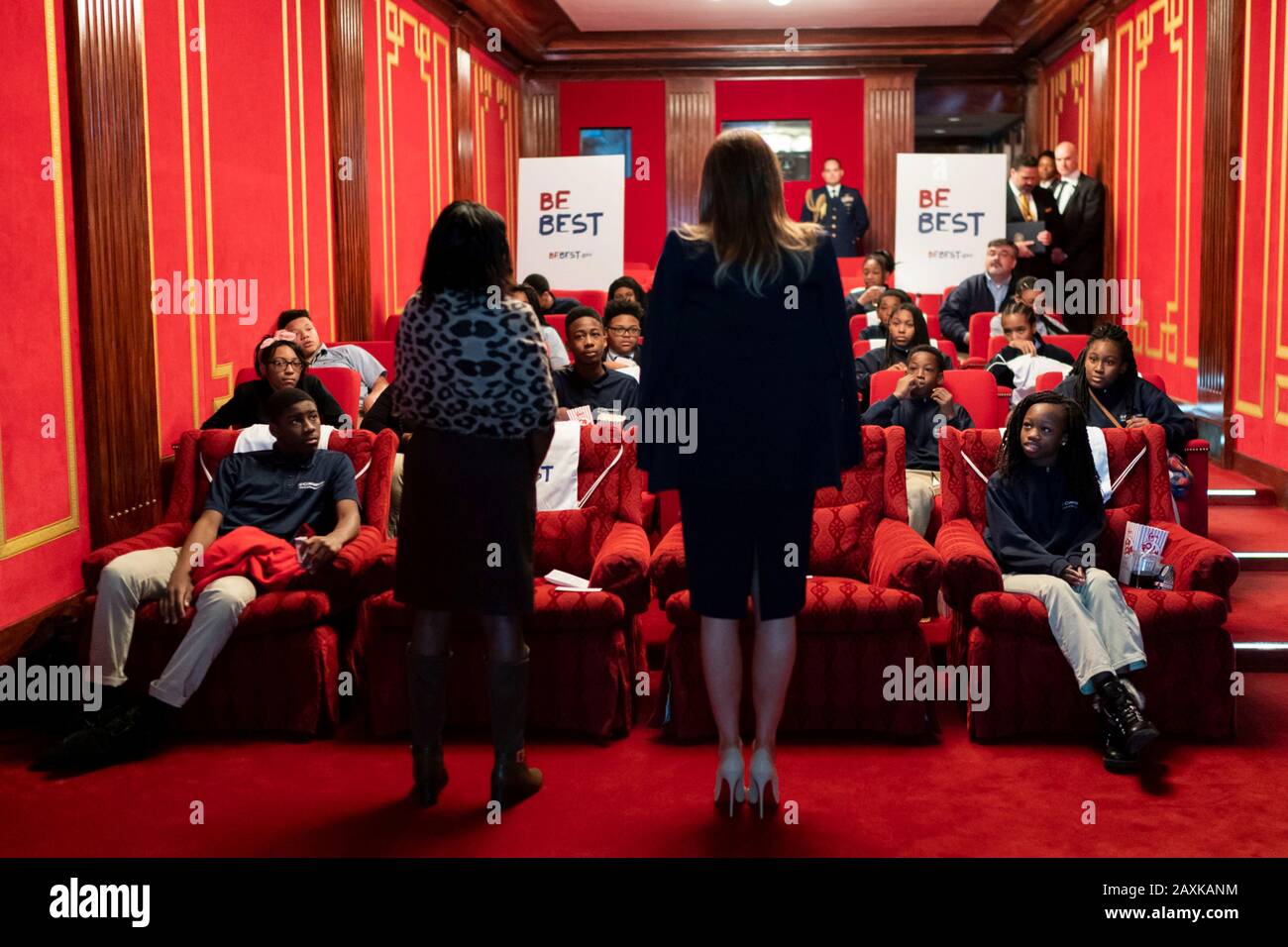 La First Lady Melania Trump degli Stati Uniti, a destra, E Deborah Tulani Salahu-Din, educatore e ricercatore negli studi afroamericani, parla con gli studenti e i membri della facoltà delle Cornerstone Schools dopo aver guardato il film "Hidden Figures" in onore del Mese della storia nera nella sala di screening della Casa Bianca 6 febbraio 2020 a Washington, DC. Foto Stock