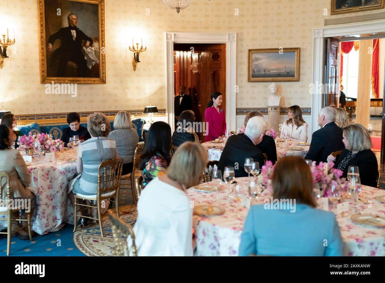 La First Lady Melania Trump degli Stati Uniti ascolta come Yumi Hogan, moglie del governatore del Maryland Larry Hogan e presidente del Comitato di leadership Dei Coniugi, parla durante un pranzo per i coniugi durante l'incontro annuale dei governatori nella Blue Room della Casa Bianca del 10 febbraio 2020 a Washington, DC. Foto Stock