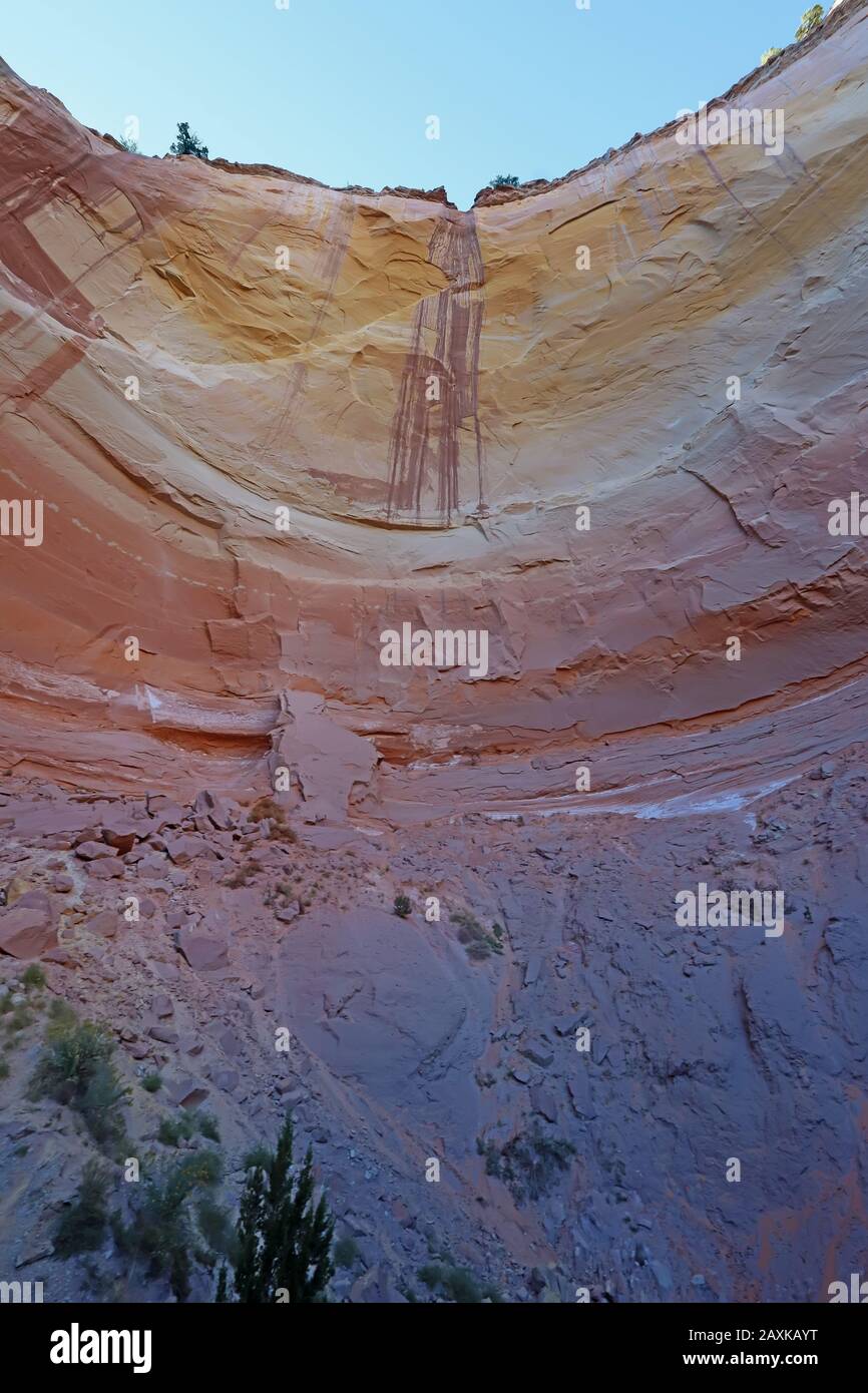 LIP delle formazioni rocciose di arenaria erose che compongono l'Anfiteatro Echo nella Foresta Nazionale di Carson vicino al villaggio di Abiquiu, New Mexico verticale Foto Stock