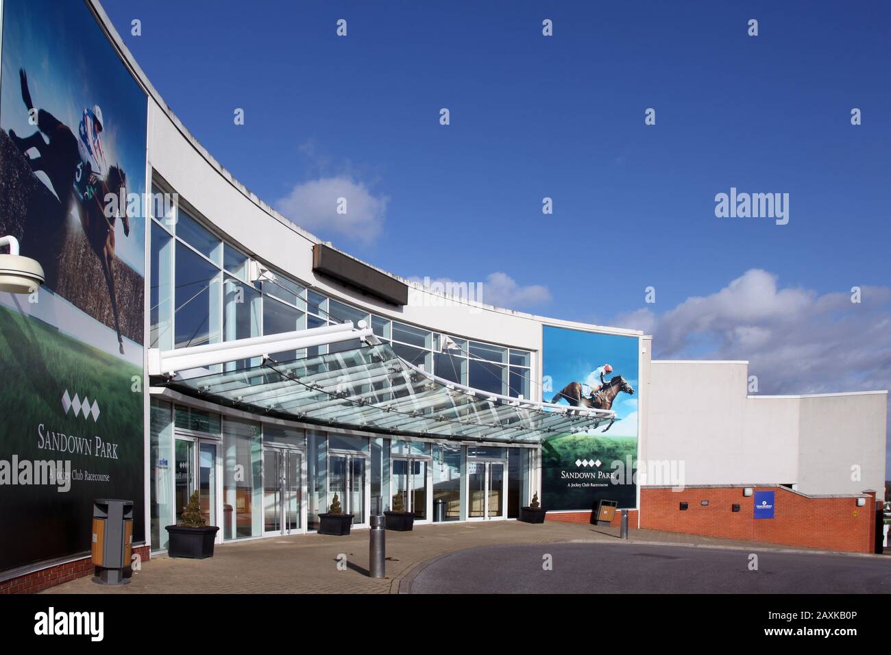 Ingresso all'ippodromo di Sandown Park senza persone, esterno durante il giorno, Esher, Surrey, Regno Unito - febbraio 2020 Foto Stock