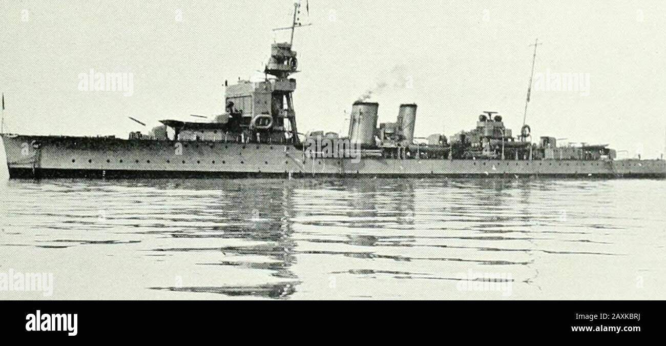 Navi della Royal Navy , ad eccezione del fatto che i torpedotubi sono tripli e diversamente distanziati lungo la vita. Dimensioni: 472 < 46 x 16J piedi = circa 4.760 tonnellate di spostamento nominale. Armamento.-Sei 6-pollice lungo la linea centrale, due 3-pollice o 4-pollice A.A. e sedici cannoni più piccoli.dodici siluro tubi in quattro triple montaggi. Diomede porta la sua pistola più importante in una casa di pistola e no Blast Screen è montato sul ponte di riparo. Macchinari. Come nella classe Cardiff, ma trasportare 1.050 tonnellate di combustibile per oli. Protezione, Come nella classe Cardiff. Aspetto.- Dragon e Dauntless hanno un hangar aereo al posto dell'usua Foto Stock Navi della Royal Navy , ad eccezione del fatto che i torpedotubi sono tripli e diversamente distanziati lungo la vita. Dimensioni: 472 < 46 x 16J piedi = circa 4.760 tonnellate di spostamento nominale. Armamento.-Sei 6-pollice lungo la linea centrale, due 3-pollice o 4-pollice A.A. e sedici cannoni più piccoli.dodici siluro tubi in quattro triple montaggi. Diomede porta la sua pistola più importante in una casa di pistola e no Blast Screen è montato sul ponte di riparo. Macchinari. Come nella classe Cardiff, ma trasportare 1.050 tonnellate di combustibile per oli. Protezione, Come nella classe Cardiff. Aspetto.- Dragon e Dauntless hanno un hangar aereo al posto dell'usua Foto Stock