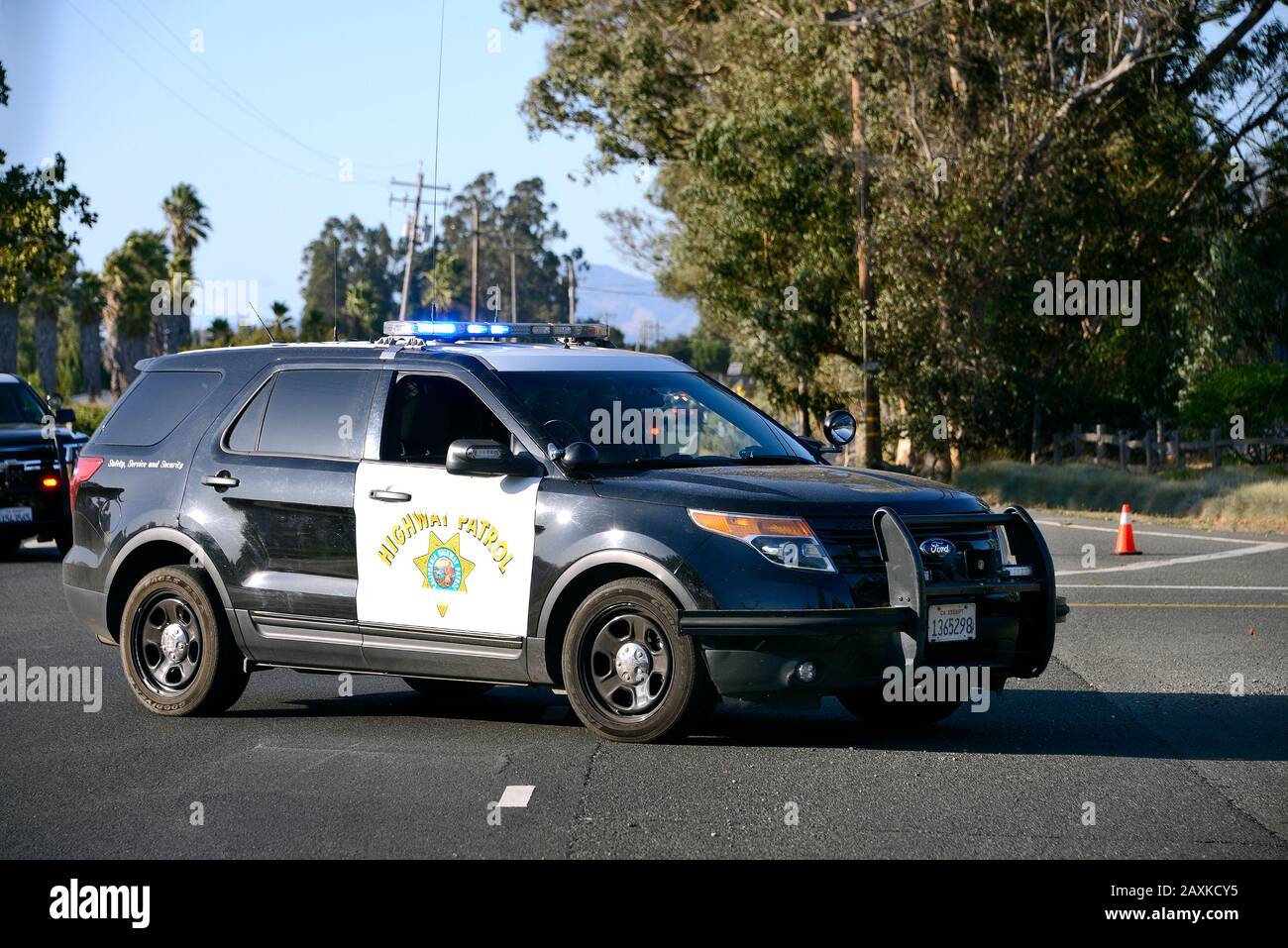 Highway Patrol chiude una strada a causa di un grande incendio nella regione vinicola della contea di Sonoma, California, Stati Uniti Foto Stock