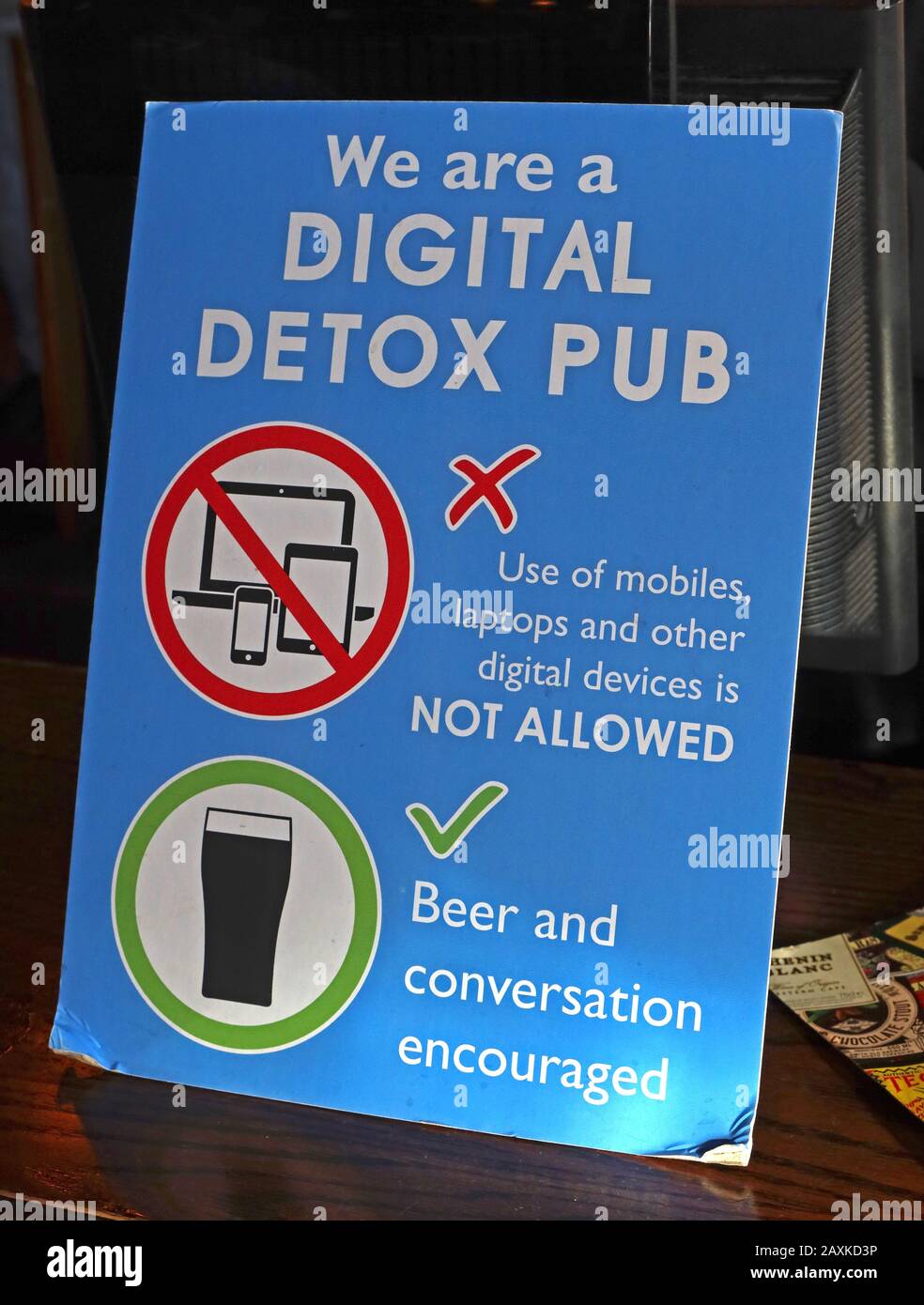 Siamo un pub detox digitale, Sam Smiths, l'uso di cellulari, laptop e altri dispositivi digitali, non consentito, birra e conversazione incoraggiato, Angel Rotherhithe Foto Stock
