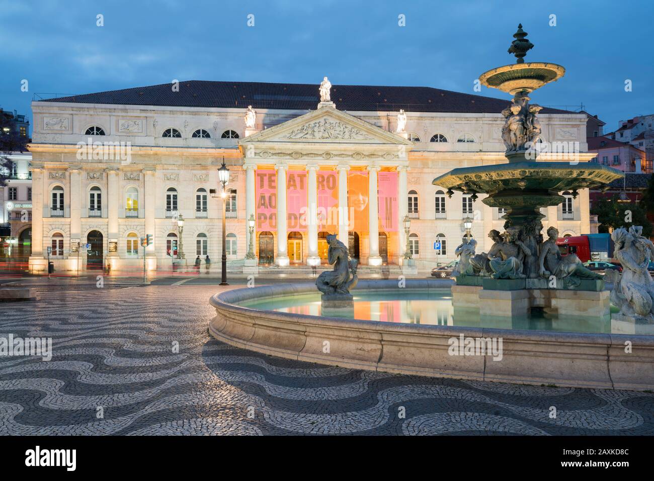 Fontana di fronte al Teatro Nacional D. Maria II, Praça Rossio, Lisbona, Portogallo Foto Stock