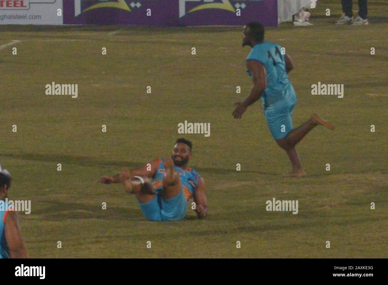 I giocatori di Kabaddi sembrano in azione durante la partita tra India e Sierra Leone, mentre il team indiano di Kabaddi vince dal 18 al 45 durante la Kabaddi World Cup 2020 al Punjab Stadium Lahore. La Coppa del mondo di Kabaddi 2020 inizia in Pakistan. Tutto è previsto per la 'Kabaddi World Cup 2020' che si tiene in tre città rispettivamente Lahore, Faisalabad e Gujrat dal 09 al 16 febbraio. L'evento è organizzato congiuntamente dal governo Punjab, dal Consiglio Sportivo Punjab (SBP) e dalla Federazione Kabaddi del Pakistan (PKF). (Foto Di Rana Sajid Hussain/Pacific Press) Foto Stock