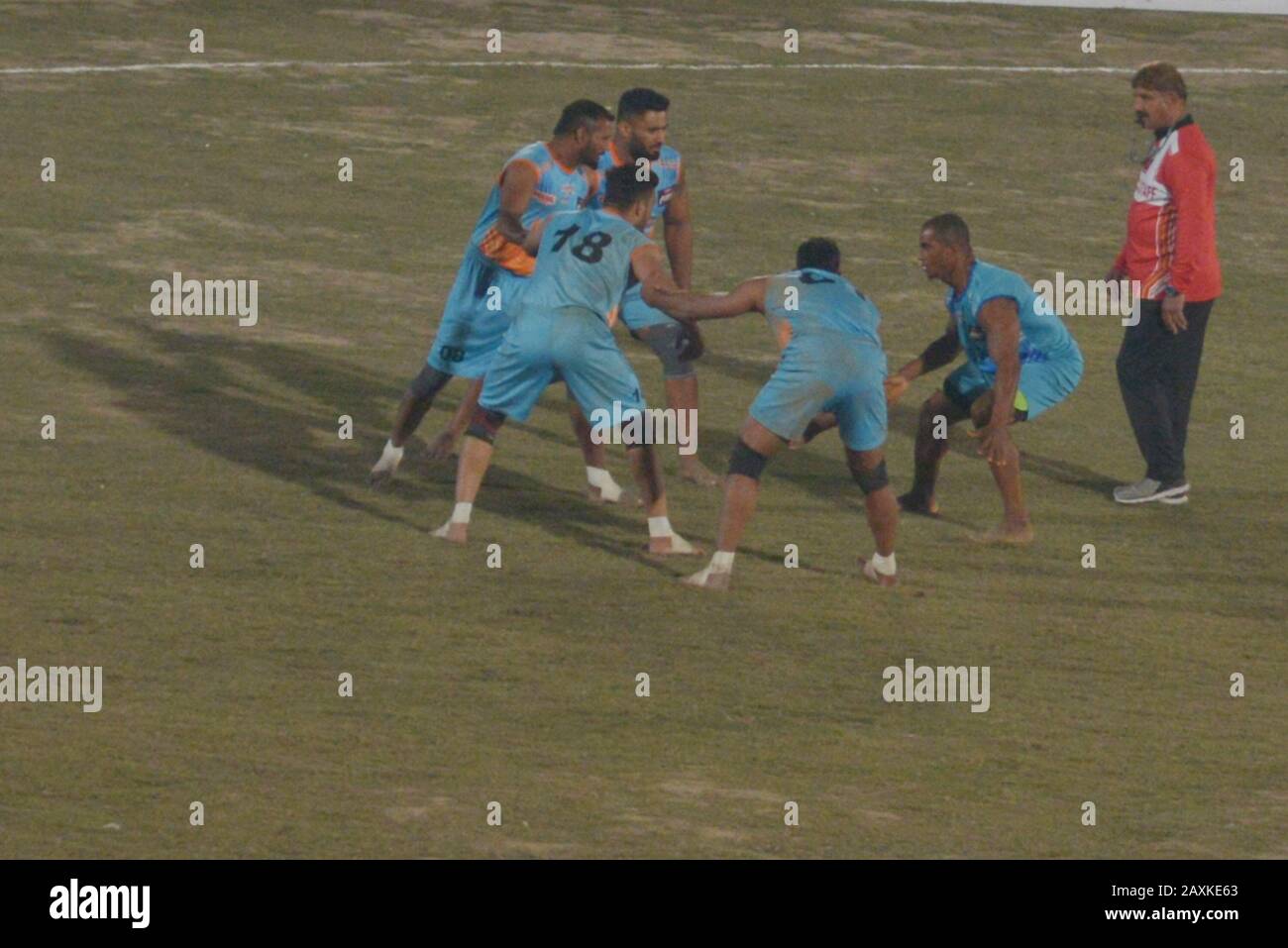 I giocatori di Kabaddi sembrano in azione durante la partita tra India e Sierra Leone, mentre il team indiano di Kabaddi vince dal 18 al 45 durante la Kabaddi World Cup 2020 al Punjab Stadium Lahore. La Coppa del mondo di Kabaddi 2020 inizia in Pakistan. Tutto è previsto per la 'Kabaddi World Cup 2020' che si tiene in tre città rispettivamente Lahore, Faisalabad e Gujrat dal 09 al 16 febbraio. L'evento è organizzato congiuntamente dal governo Punjab, dal Consiglio Sportivo Punjab (SBP) e dalla Federazione Kabaddi del Pakistan (PKF). (Foto Di Rana Sajid Hussain/Pacific Press) Foto Stock